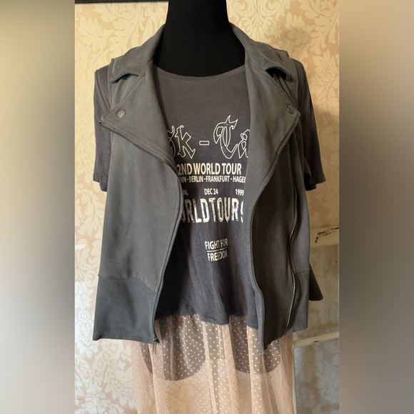 Super Cute Cloud Chaser Peplum Top With Asymmetric Pink Lace Skirt! - Picture 6 of 12